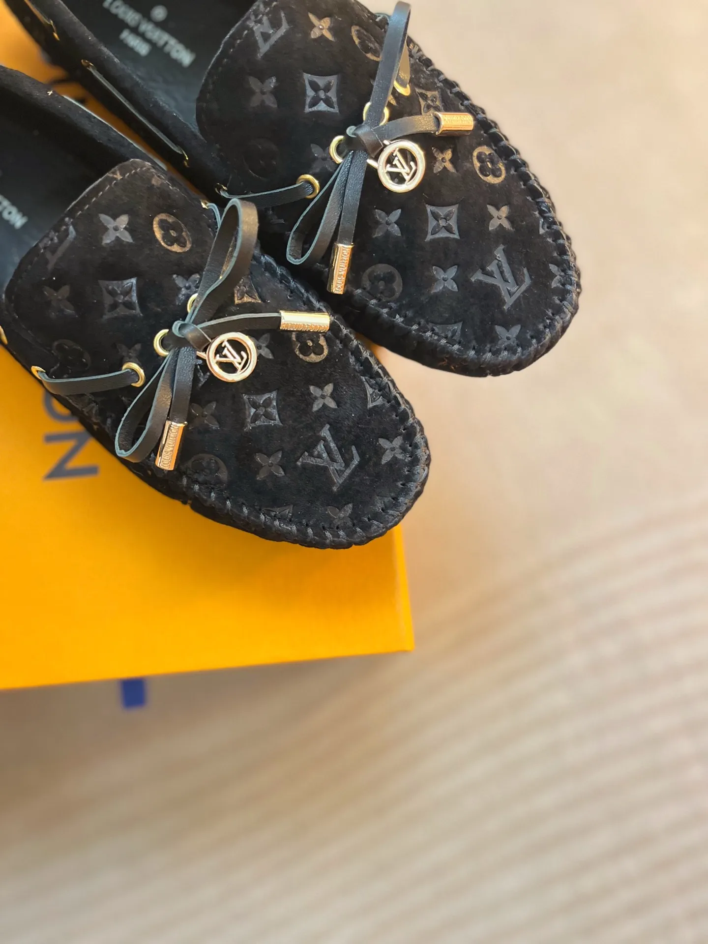 p460💰Couple model❤️🇫🇷 𝙇𝙤𝙪𝙞𝙨 𝙑𝙪𝙞𝙩𝙩𝙤𝙣 🇫🇷Louis Vuitton 2023 Classic𝓛𝓿 𝓣𝓻𝓪𝓲𝓷𝓮𝓻 Sports Series ➪➪➪¯ [Arizona Doudou Shoes Series] ▪️▪️▪️Arizona slip-on shoes are made of Monogram Eclipse canvas. Its hand-painted and dyed edges and hand-sewn uppers fully demonstrate Louis Vuitton's traditional shoemaking craftsmanship. This slip-on shoe is very lightweight. The integrated tongue and upper make it particularly comfortable and flexible. The soft outsole is equipped with rubber padding. Decorated with matching sash. Detailed features: ☑️Monogram Eclipse canvas ☑️Black Eclipse pattern ☑️Hand-painted shoe edges ☑️Hand-sewn uppers (each pair takes time to process) ☑️Integrated tongue and upper construction ☑️Outsole equipped with rubber lining ☑️size: 35_46